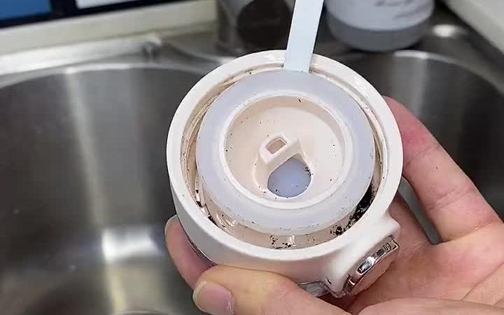 每次清洗保温杯盖都很麻烦,有了这个三合一的杯盖刷,边边角角都能清洗