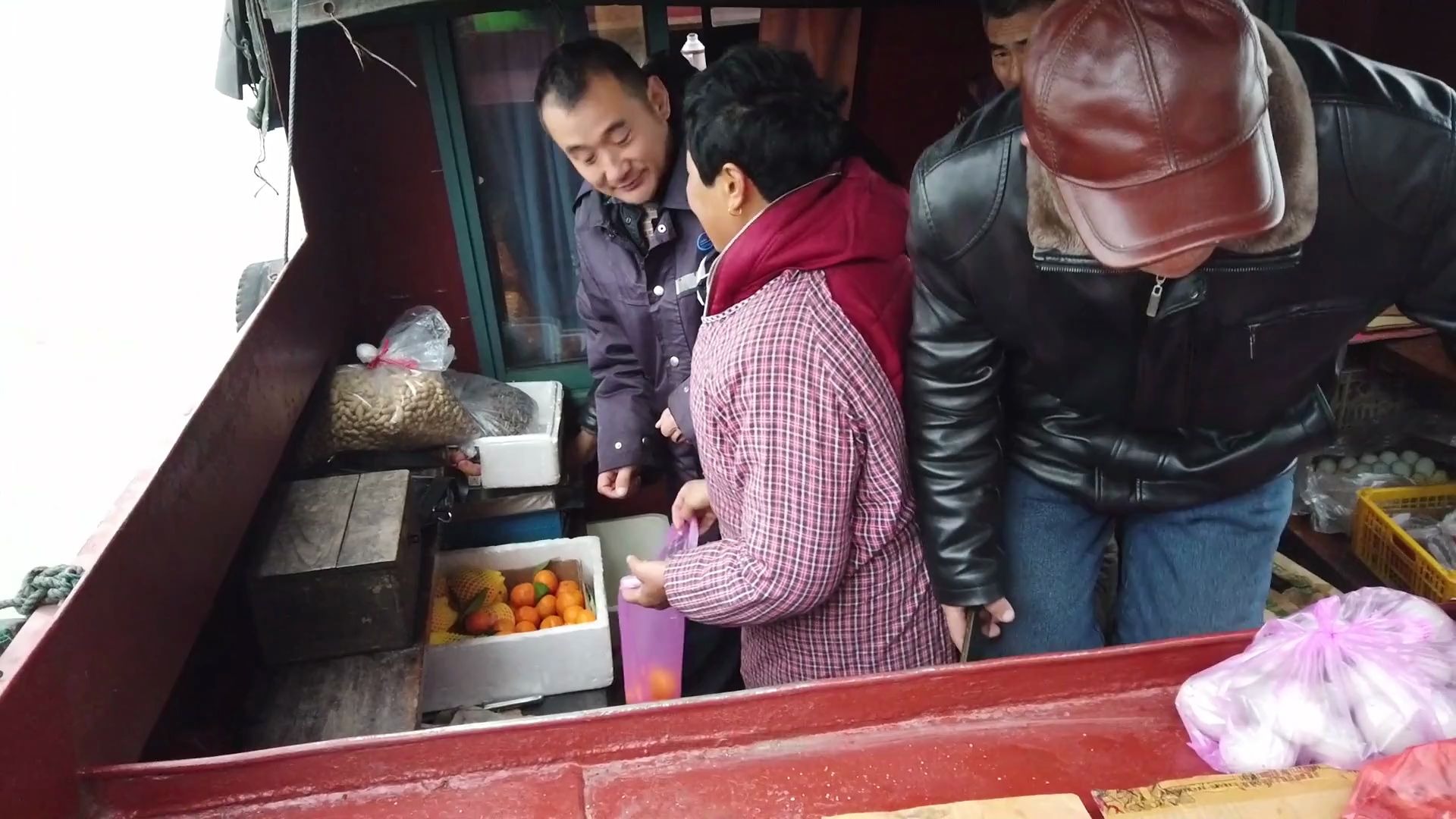 船队长期航行,无法靠岸采购食物怎么办?水上超市为您排忧解难哔哩哔哩bilibili