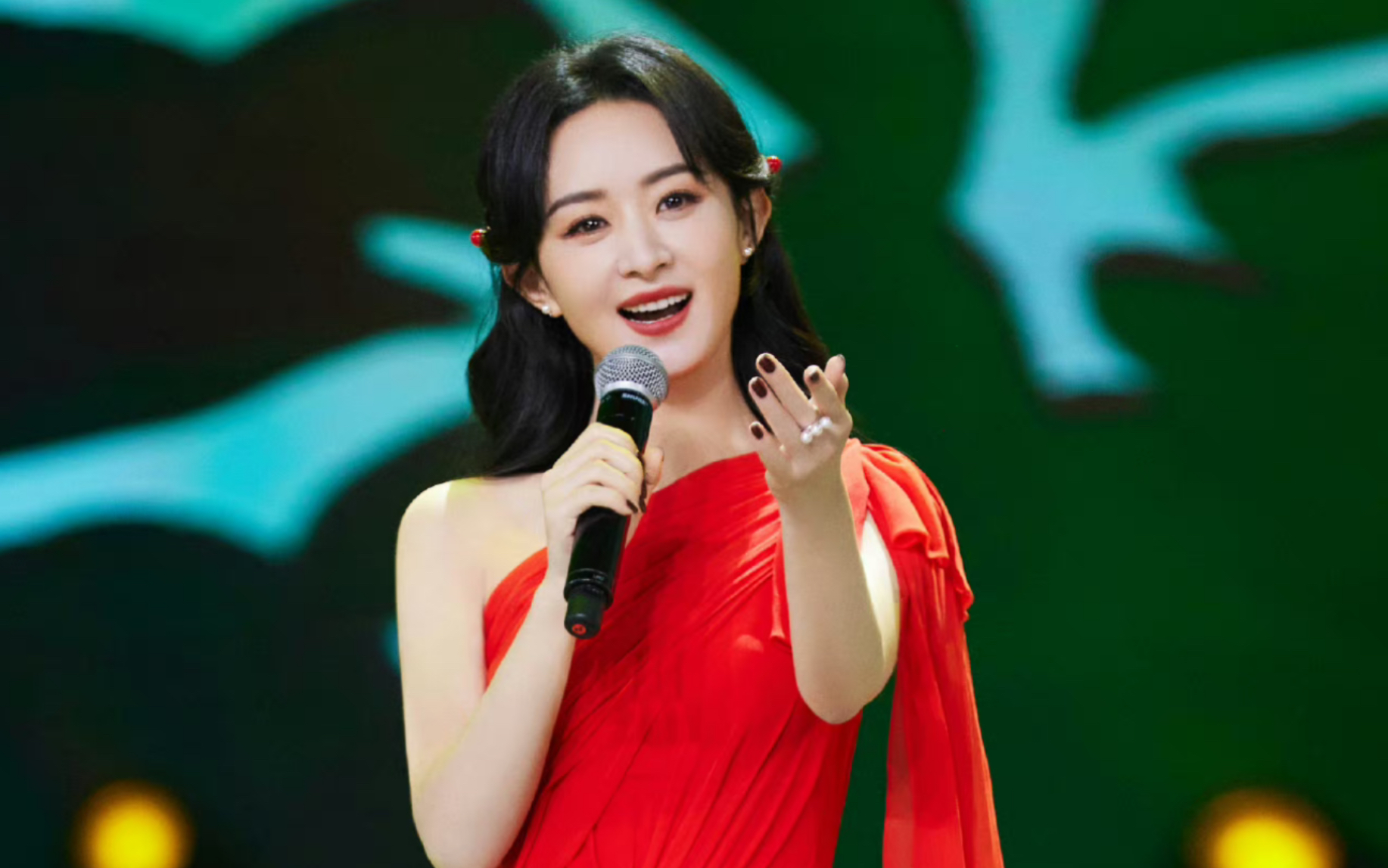 赵丽颖坦言不敢在公共场合唱歌,实际上却一路从小舞台唱到了春晚