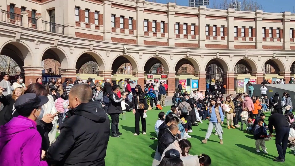 週末的天津民園體育場,人潮洶湧,川流不息!