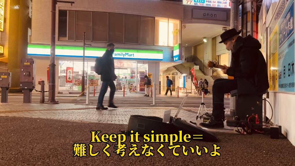 [图]日本街头艺人演奏Tommy Emmanuel的water is wide和Keep it simple