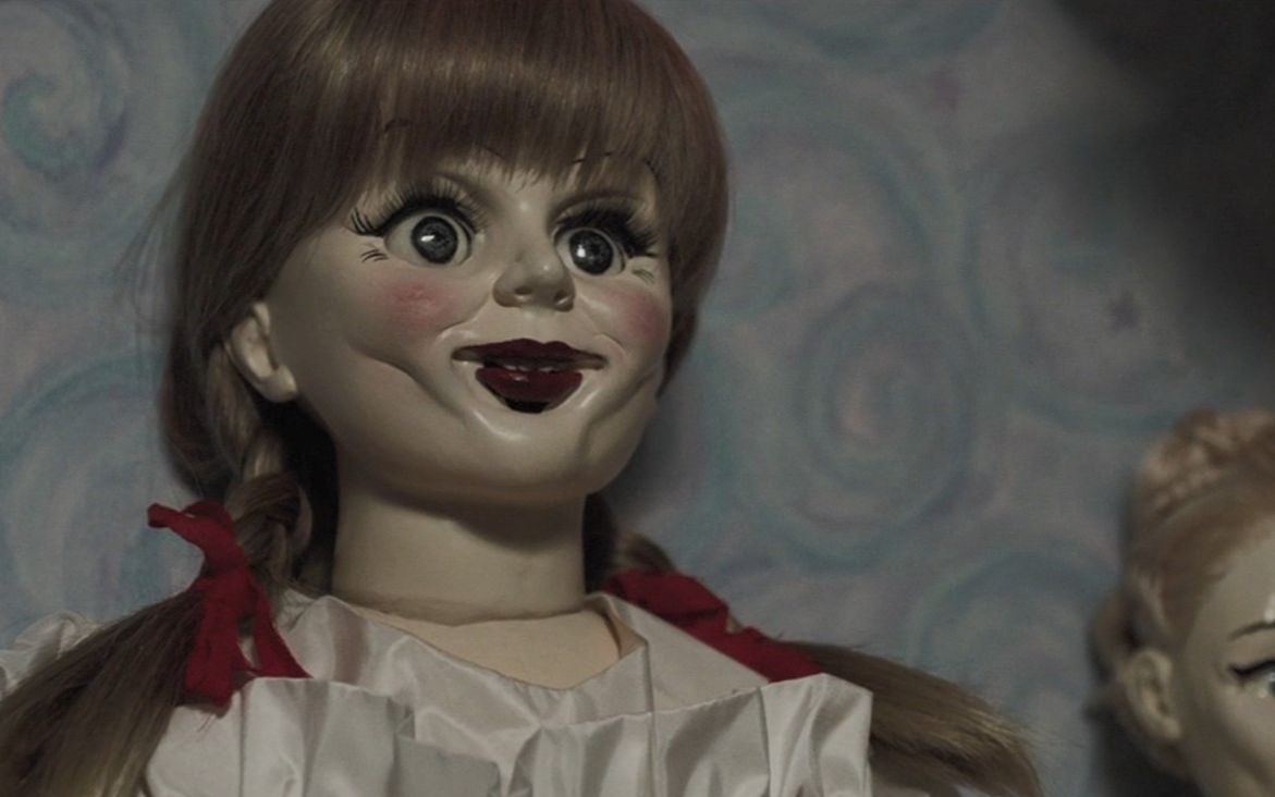 [萝卜]一个永生不灭的恶灵娃娃!带你了解这部真实事件改编的高分鬼片_