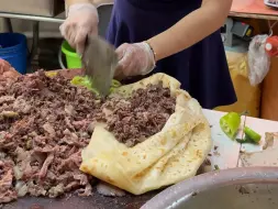 Video herunterladen: 河北沧州美女大饼卷肉，20一份满满的肉，这分量你们是值不值