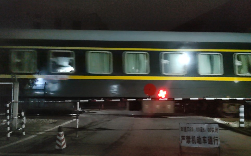 【广茂铁路】严重晚点的跨海客车k511通过横窖道口,去往佛山站