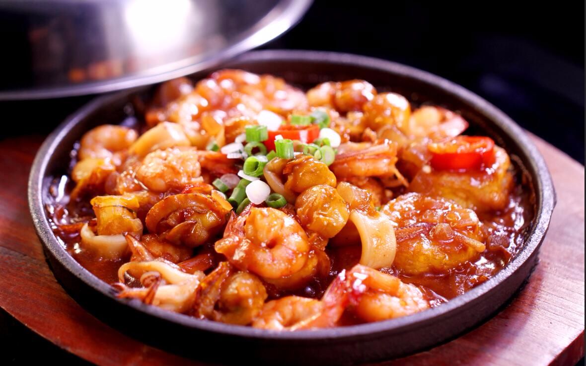 这是一条有味道的视频,"兹啦"一下,冒着热气就上