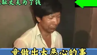 妻子在家和别人亲热，丈夫却在一旁观看，更可耻的是还有心情拍照