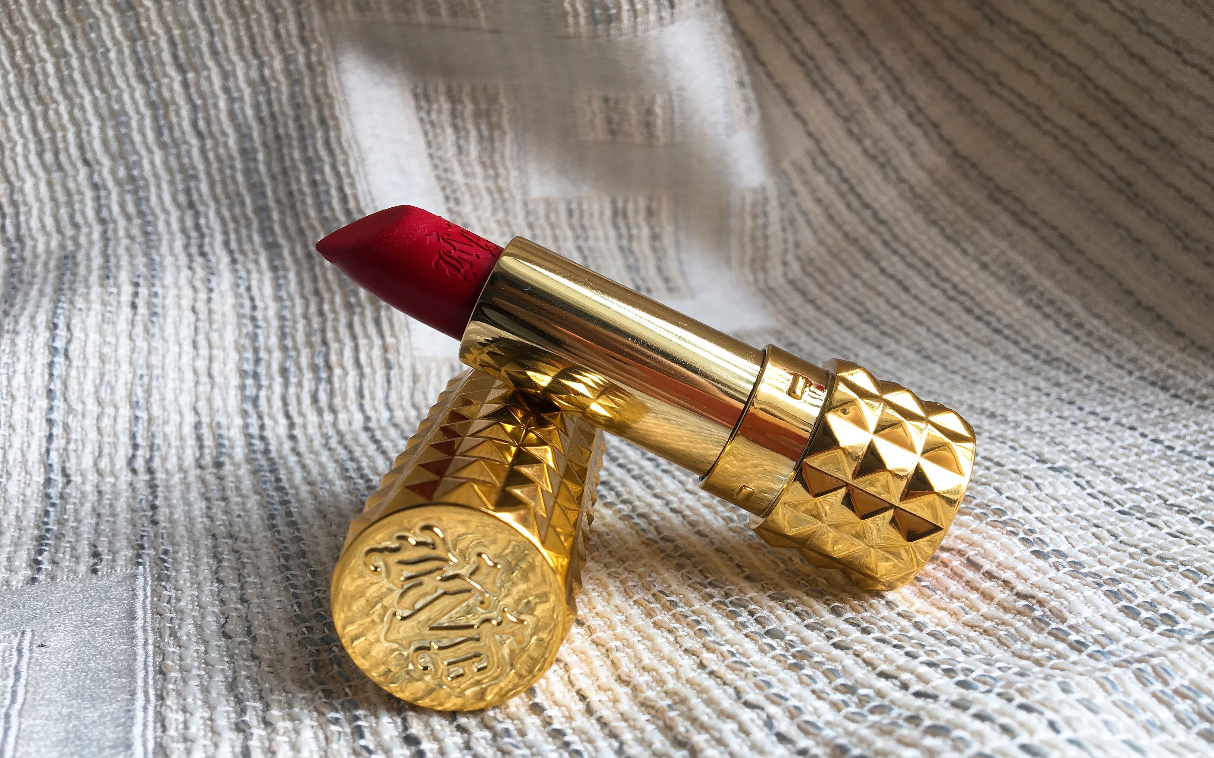 kat von d 十周年限定 唇膏 santa sangre 圣血试色_哔哩哔哩 (゜-゜)