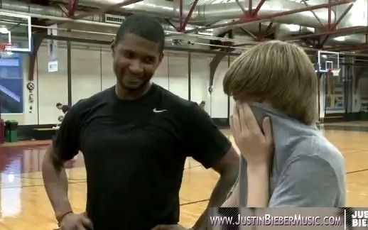 [图]Justin Bieber & Usher 比伯跟亚瑟小子一对一单挑篮球 (2009 360p)