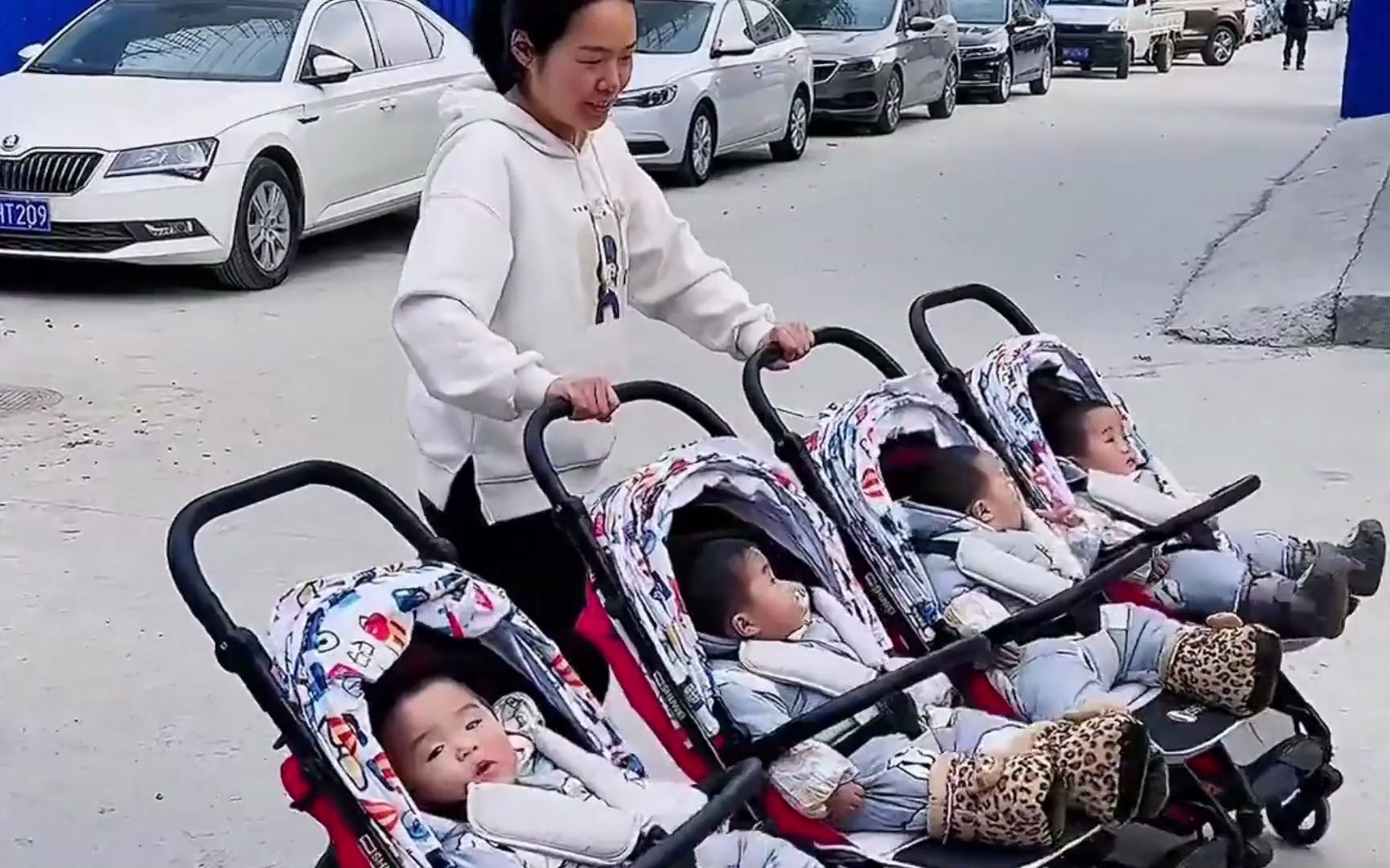 繁荣昌盛四胞胎:为儿女双全拼三胎,生下四胞胎,宝爸又哭又笑 八卦