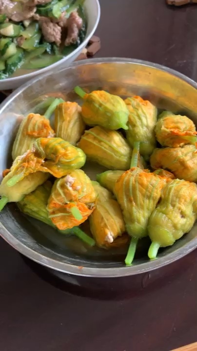 今天的晚餐,酿南瓜花,里面是豆腐和肉肉