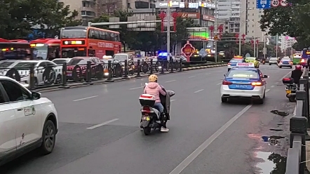 街拍贵阳市急救中心云岩区人民医院急救站120救护车紧急出动哔哩哔哩bilibili