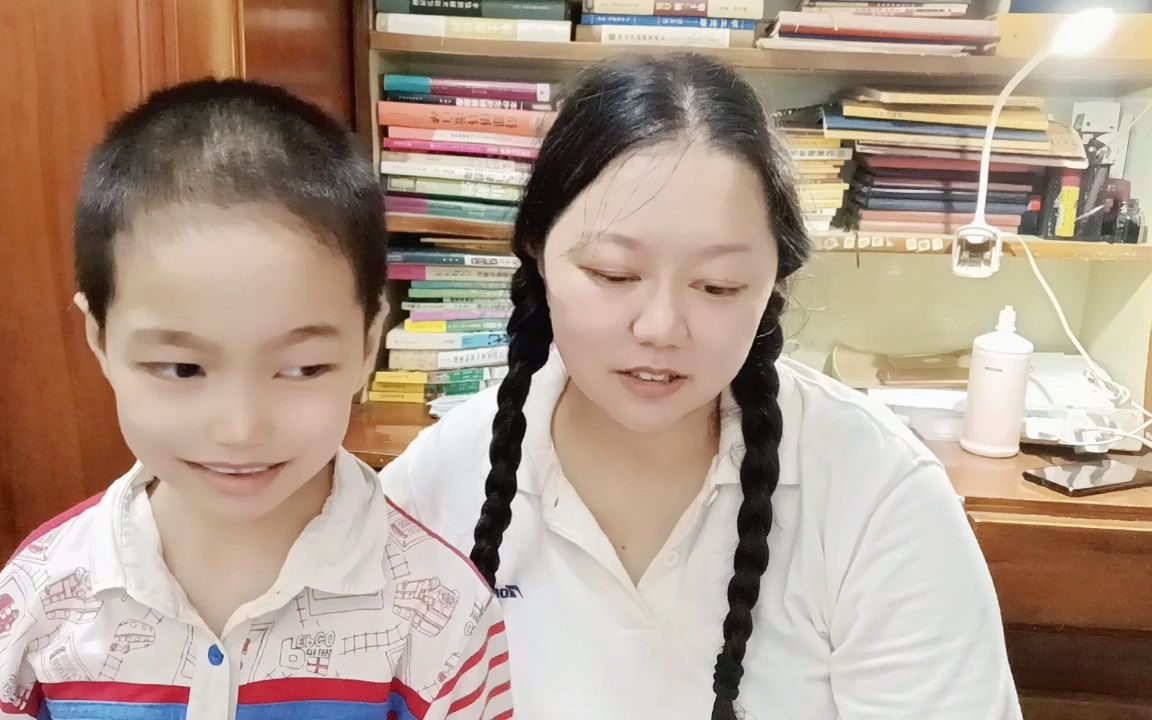 [图]和崽崽一起读童谣幼儿诗词读诵儿童朗诵《月亮和我好》《乘凉》