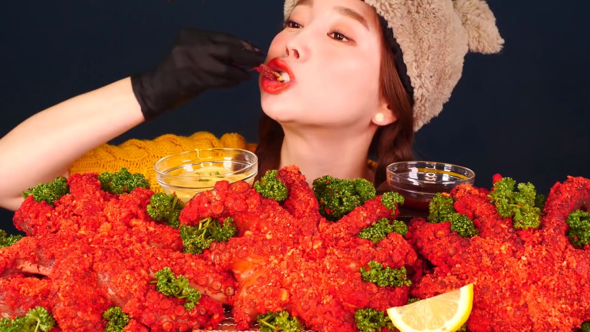 ssyoung吃播素英吃香辣章鱼满满一大桌吃的好饱