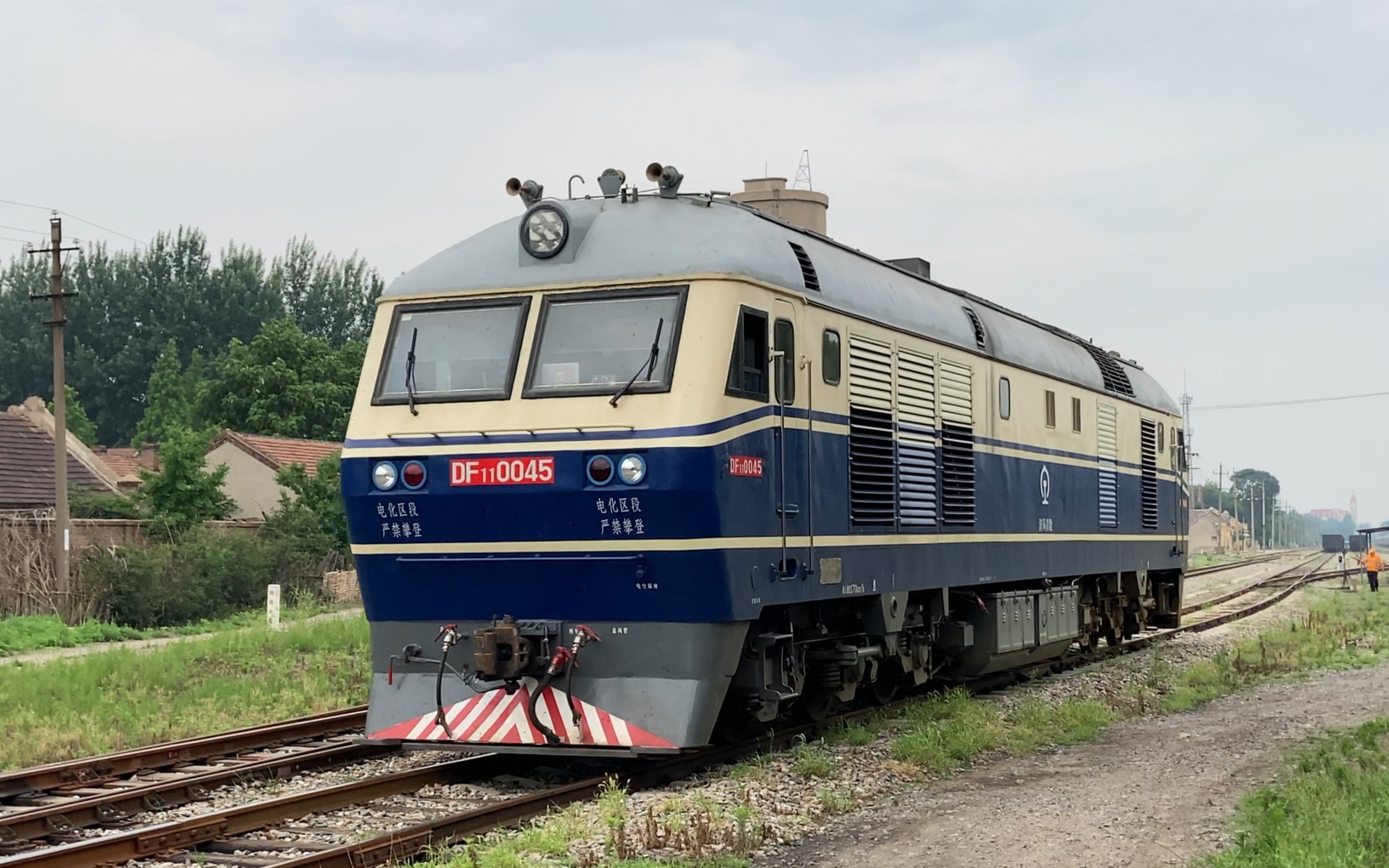 坊子站 df11 0045通过道口