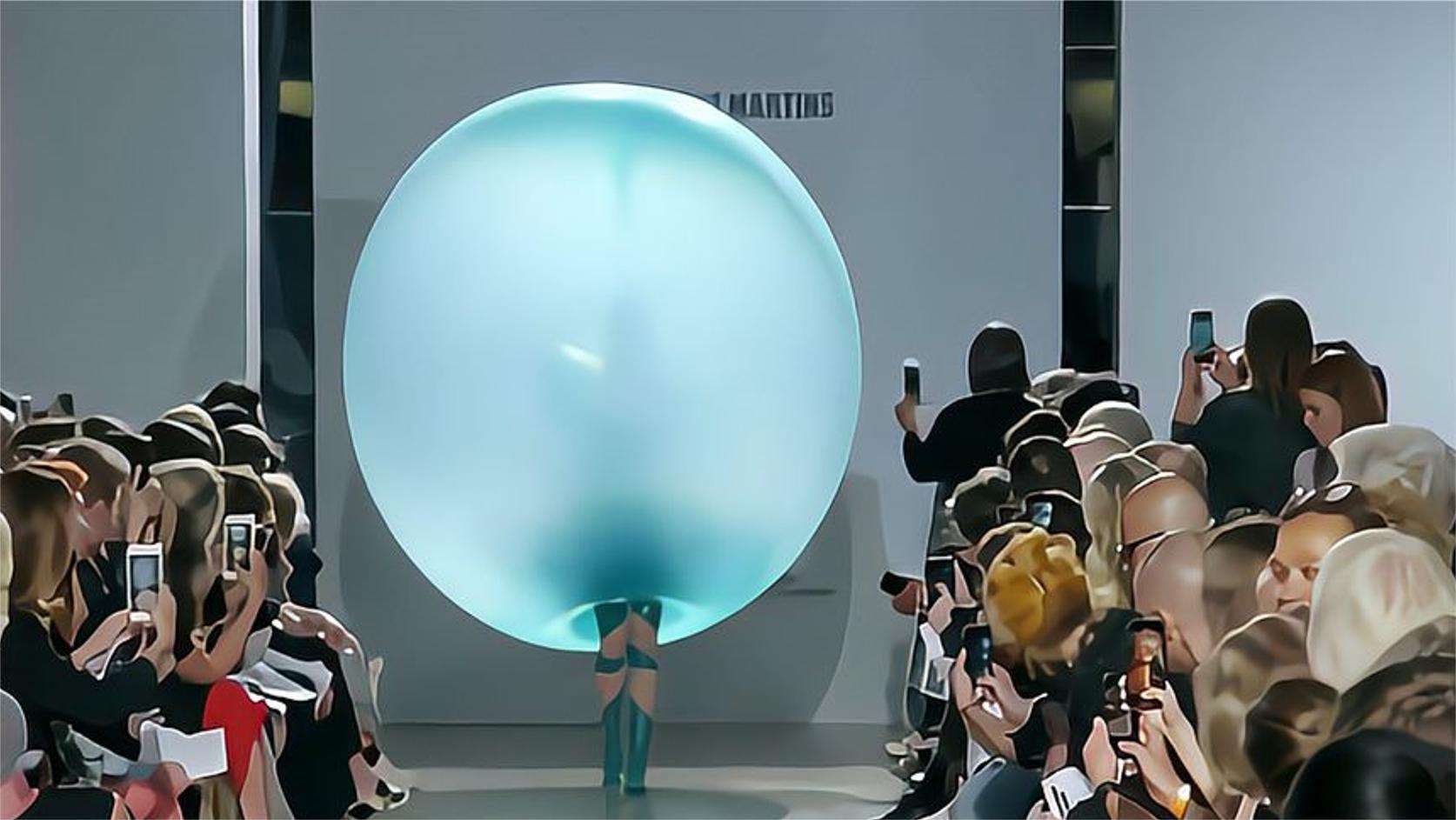 女模特穿气球走秀,刚走一半气球"泄气",观众看完后都沸腾了