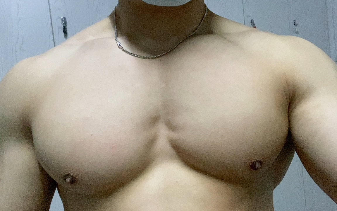 肌肉男的胸肌，摸起来是软的吗？