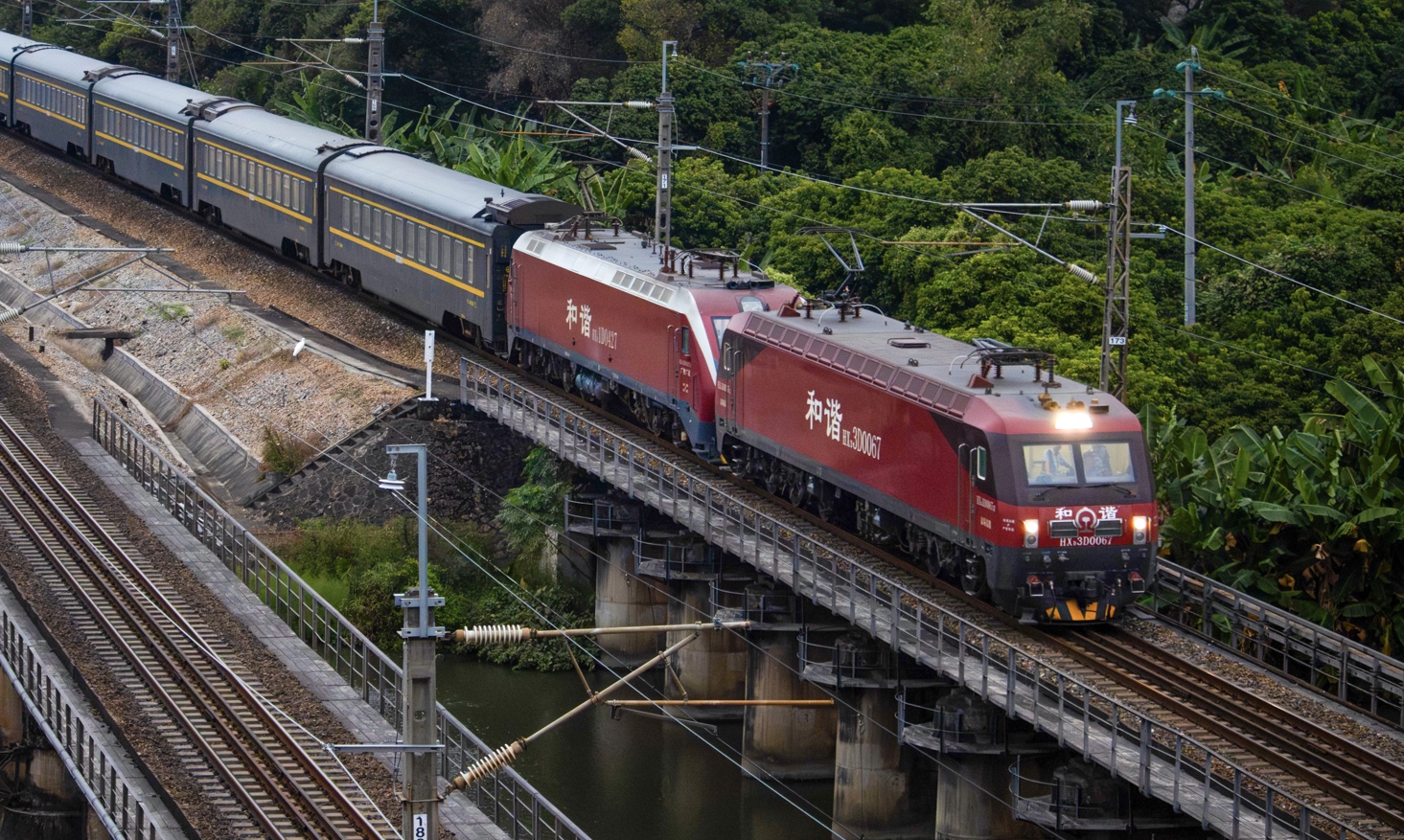 z501次hxd3d 1d双机通过平步大桥,前拉弓后推弓