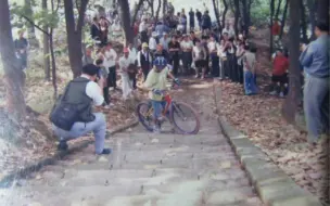 Video herunterladen: 自贡闪电单车俱乐部1997—2000年珍贵照片