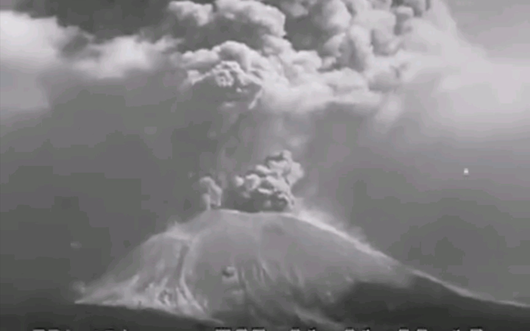 欧洲大陆唯一的活火山曾经毁灭庞贝古城的意大利维苏威火山1944年喷发时的真实影像记录哔哩哔哩bilibili