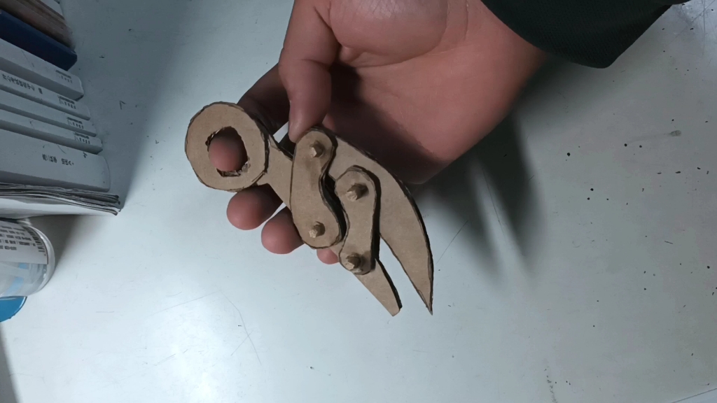 纸板做的机械爪刀
