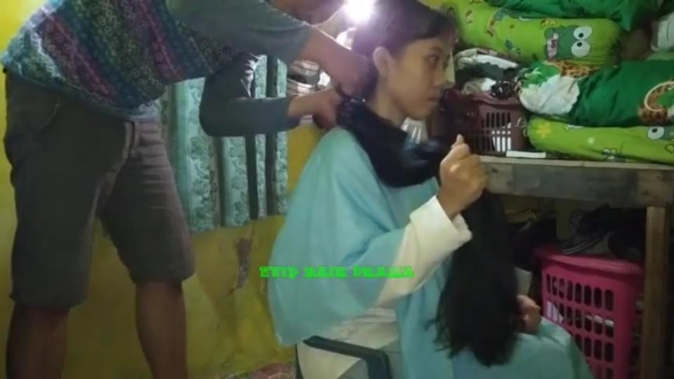 [图]Long Hair Play lanjut Hair Cut