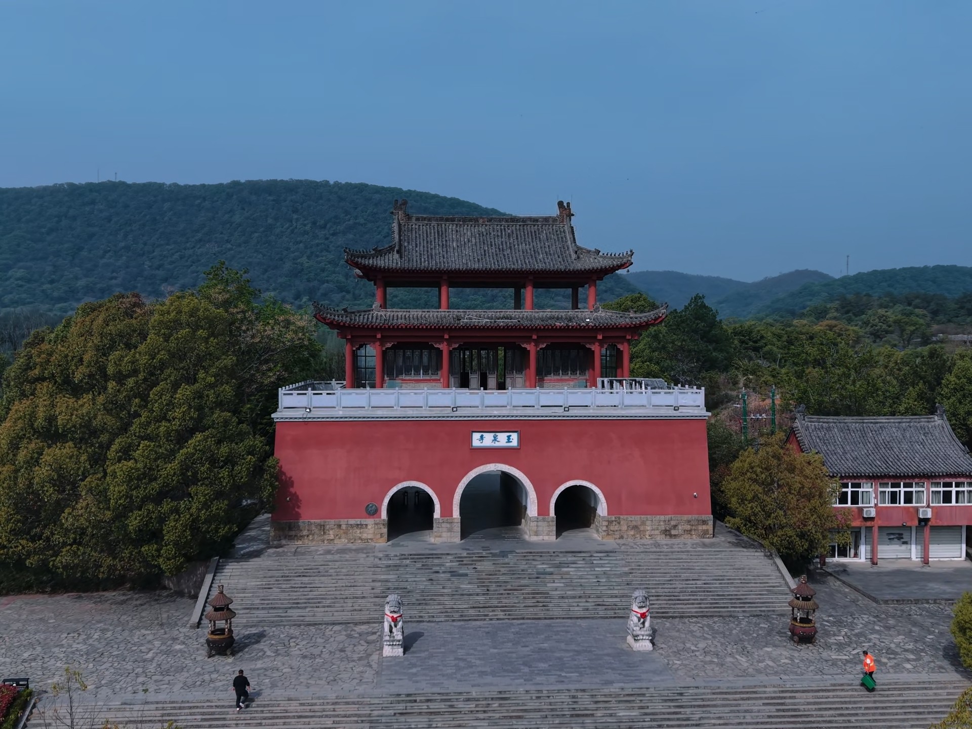 当阳玉泉山风景区玉泉寺的山门建筑群具有鲜明的层次感和历史沧桑感