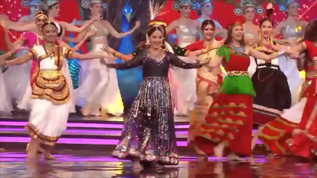 【舞台表演】玛杜丽 madhuri 卡琳娜卡普尔 Miss India 2018哔哩哔哩bilibili