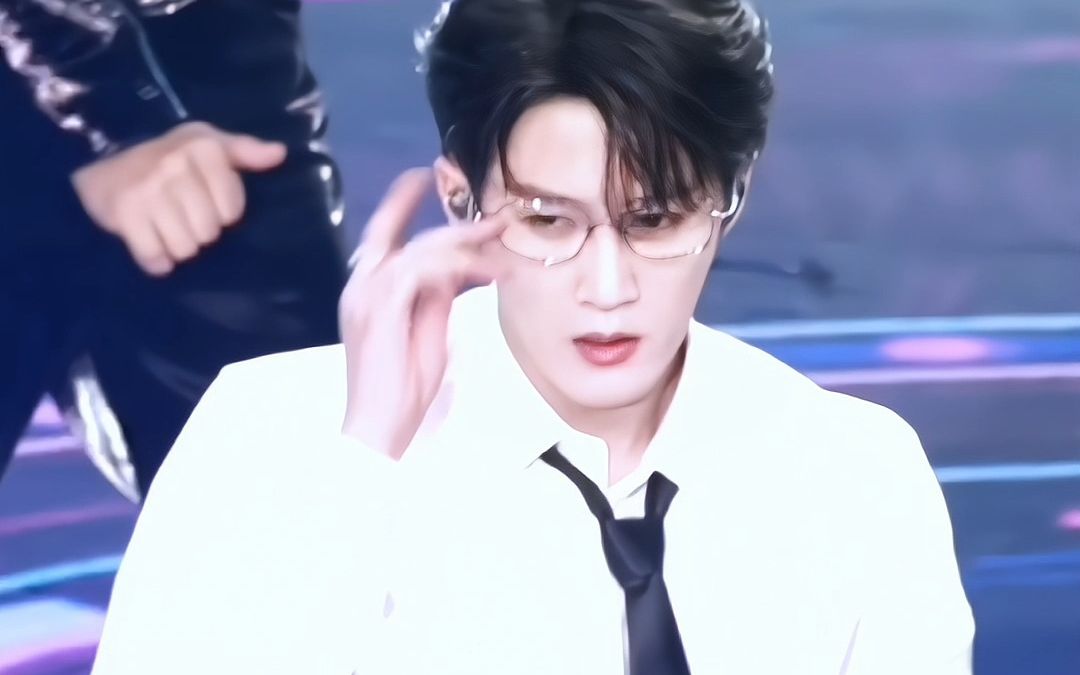 扯领带 扶眼镜,哦么,心脏受不住一点~这么帅的霸总,到底是谁在谈啊?