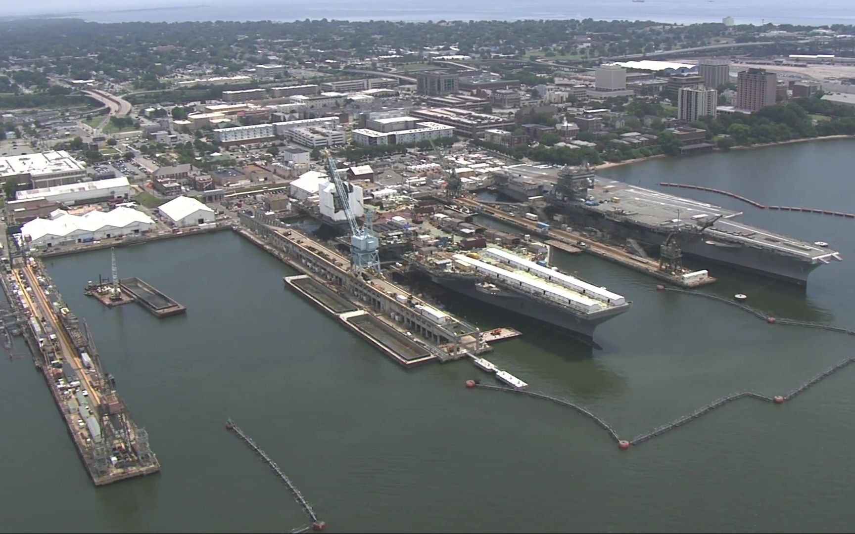 纽波特纽斯造船厂肯尼迪号航母cvn79火灾扑灭后航拍视角