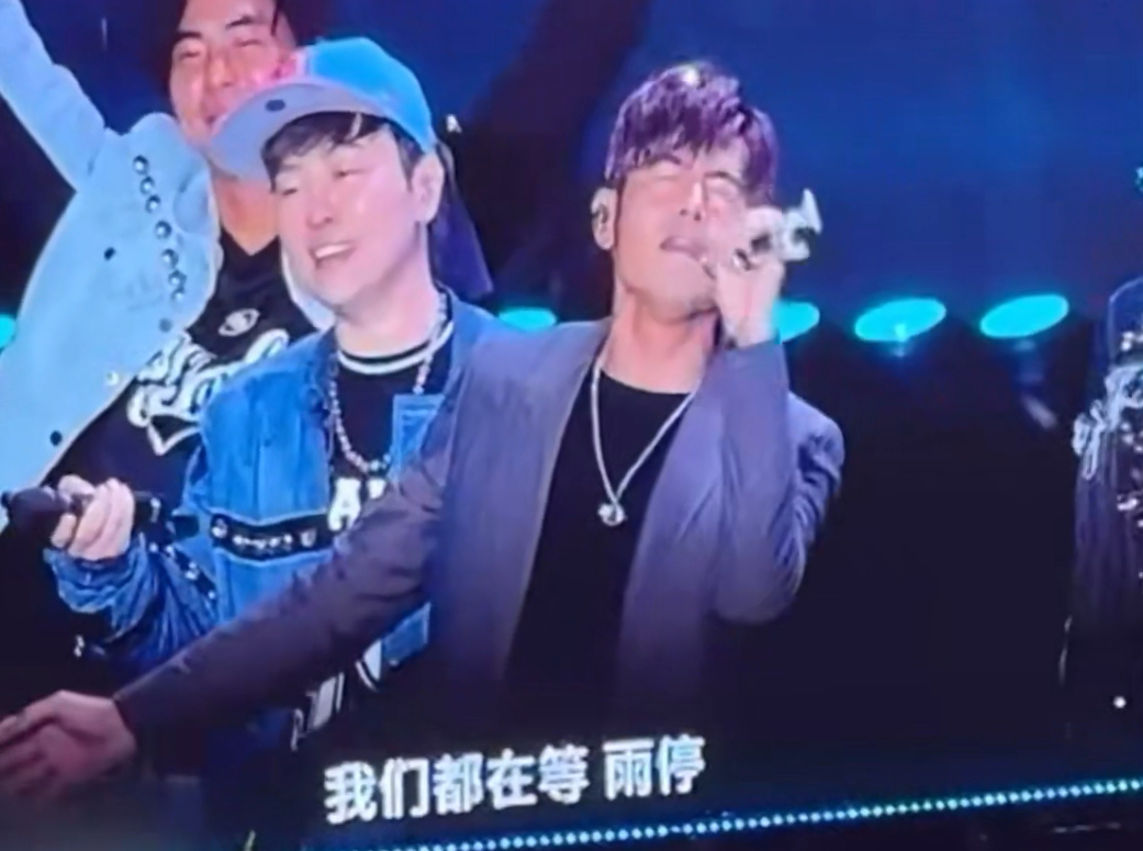 哪里都是你 听爸爸的话 周杰伦再现日本名场面 暖心帮歌迷签名