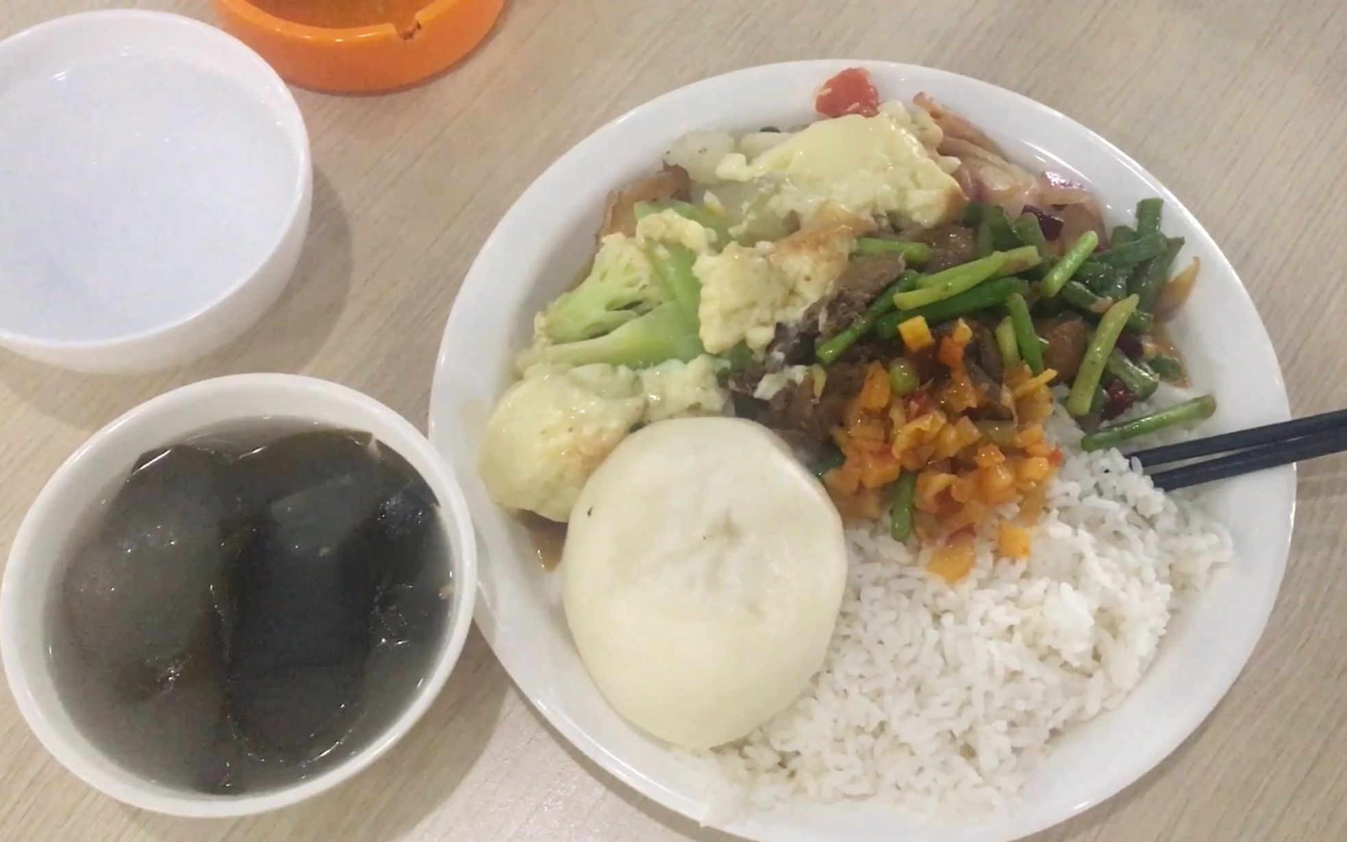 江西省高速服务区上快餐35块钱一个人,小孩20块钱一个人,你觉得贵吗