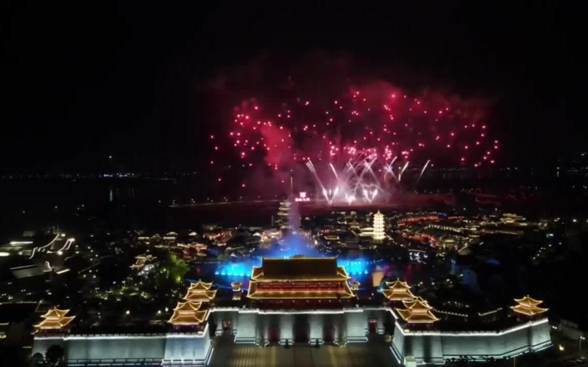 [图]闽越水镇跨年夜百万烟花 见者点赞都会发财喔 在福建跨年