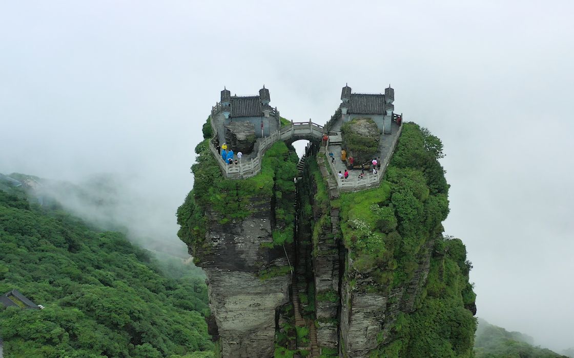 [图]贵州一座近百米高的山峰，手脚并用才能爬上去，上面居然建有房子