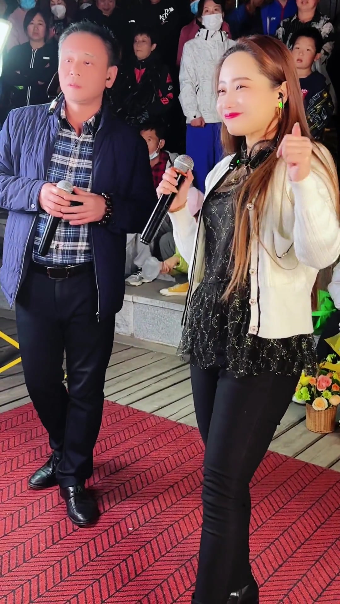 鞍山大晨辰人美歌甜大晨辰招牌笑容户外唱歌