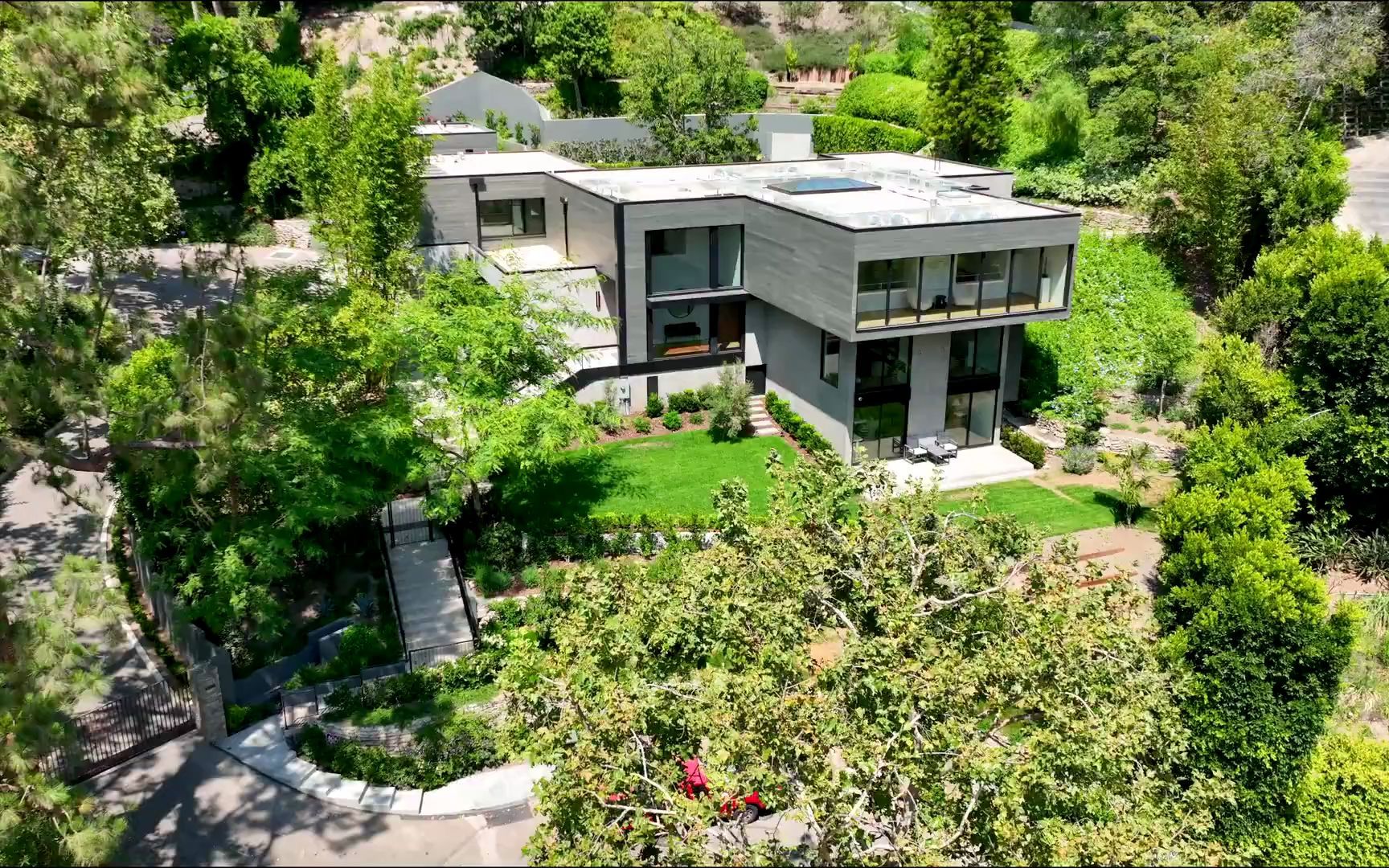 位于洛杉矶的一栋现代风格的山间大豪斯