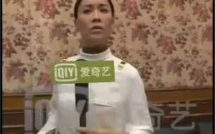 Download Video: 【英言英语】助理：抢话筒警告  那英：别！我能答！