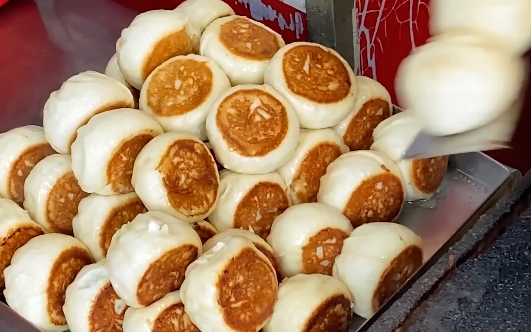 台湾美食-偽裝成包子的生煎包!台灣街頭4間療癒系煎包特輯