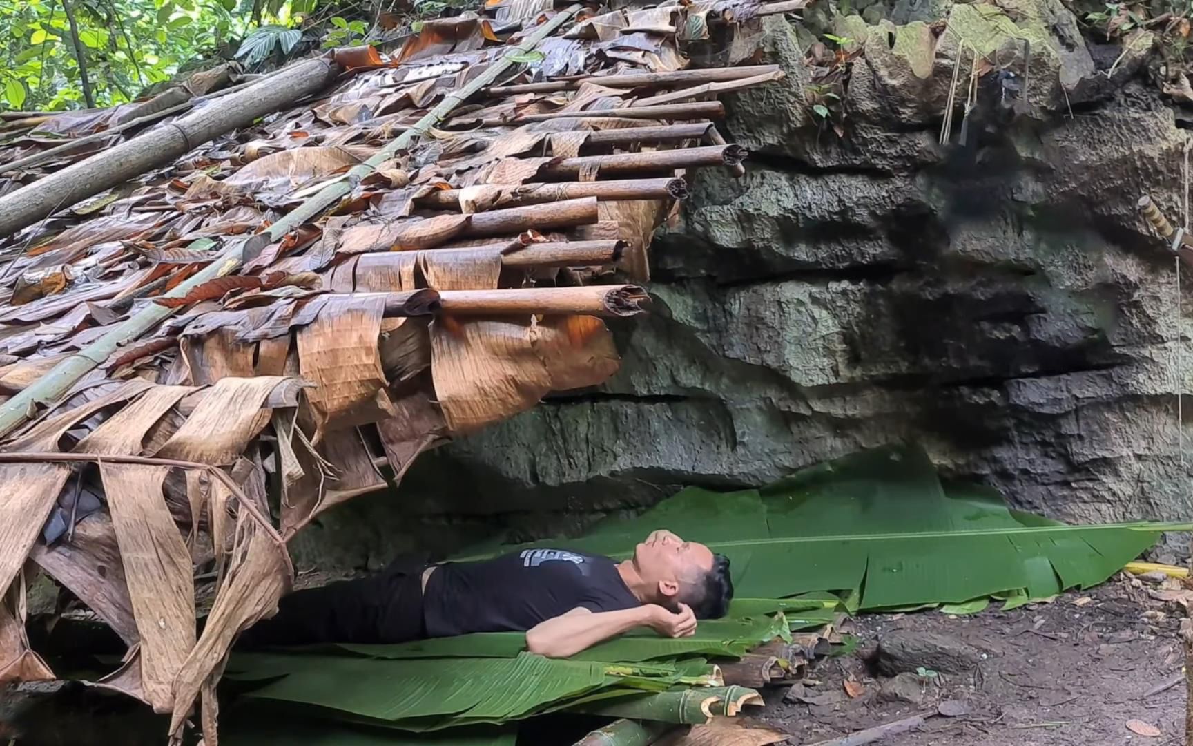 荒野丛林独自求生,这里是充满不可预见的危险和风险的地方.