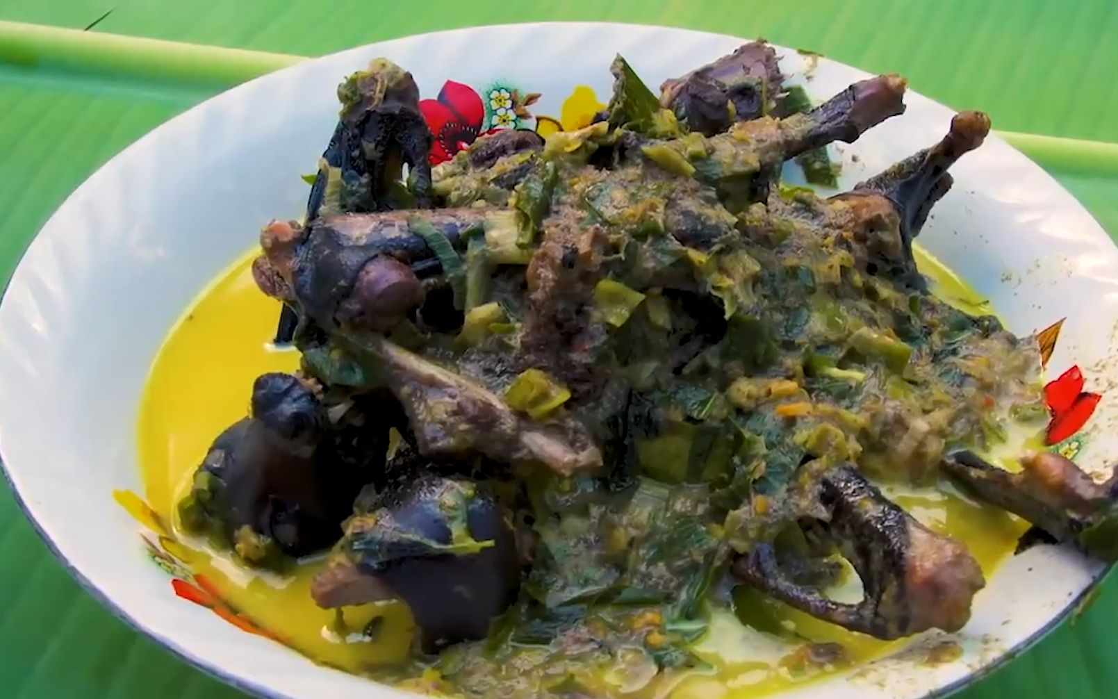 补气养血蝙蝠汤中含有丰富的蛋白质,氨基酸,铁,钙,磷等营养成分,这些