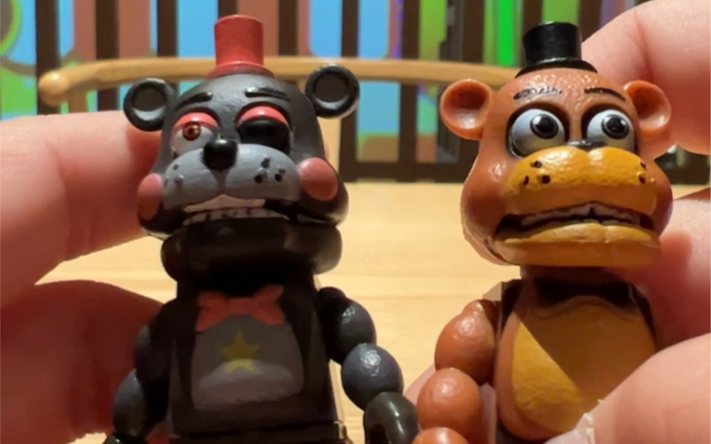 玩具熊午夜后宫 小左的介绍.小左开箱,骨架居然是闪的!质量很好!