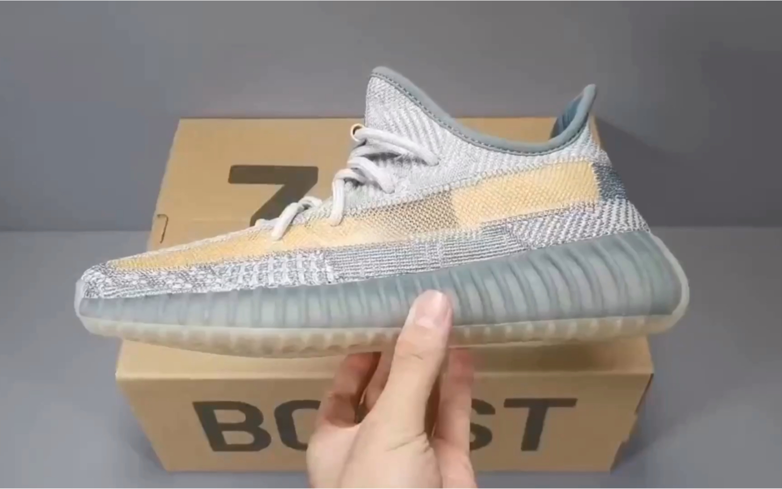 【权威实拍】Yeezy 350 V2 Israfil 灰蓝哔哩哔哩bilibili