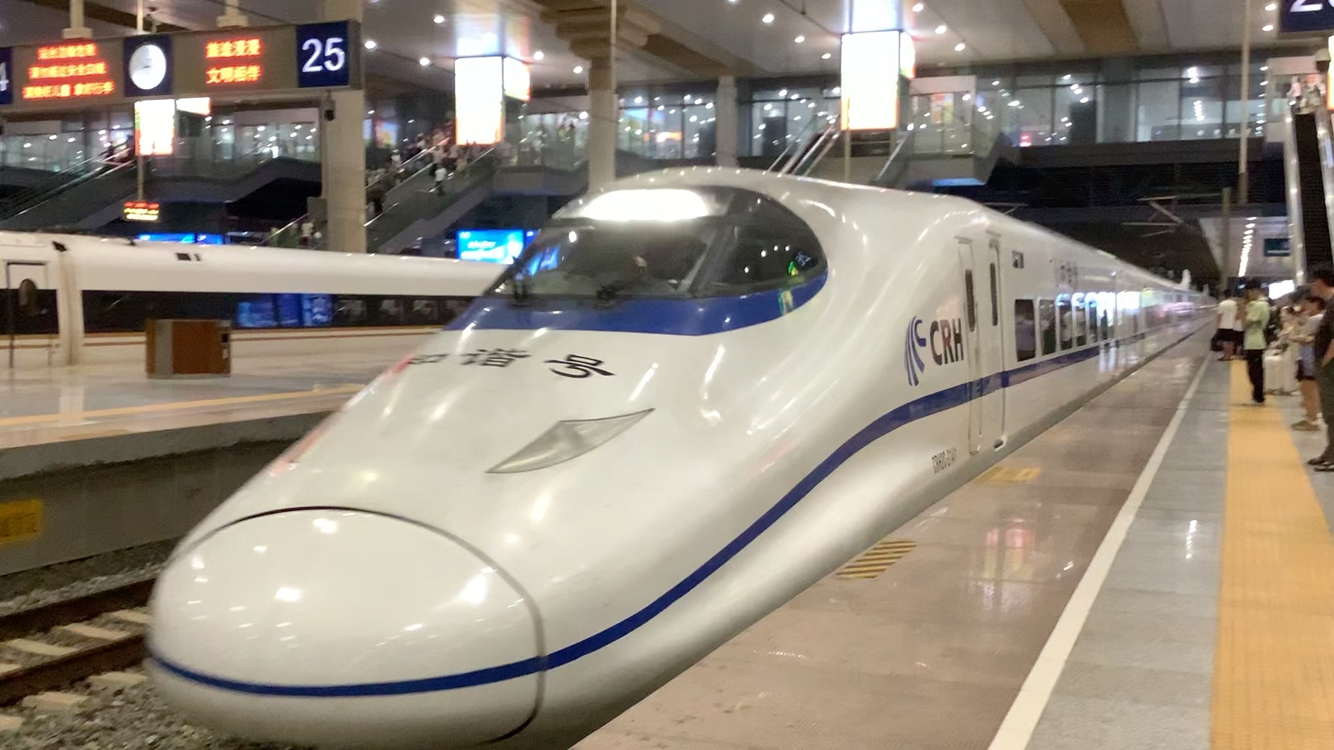 crh2c动车组驶入南京南站宁安客运专线下行线场.