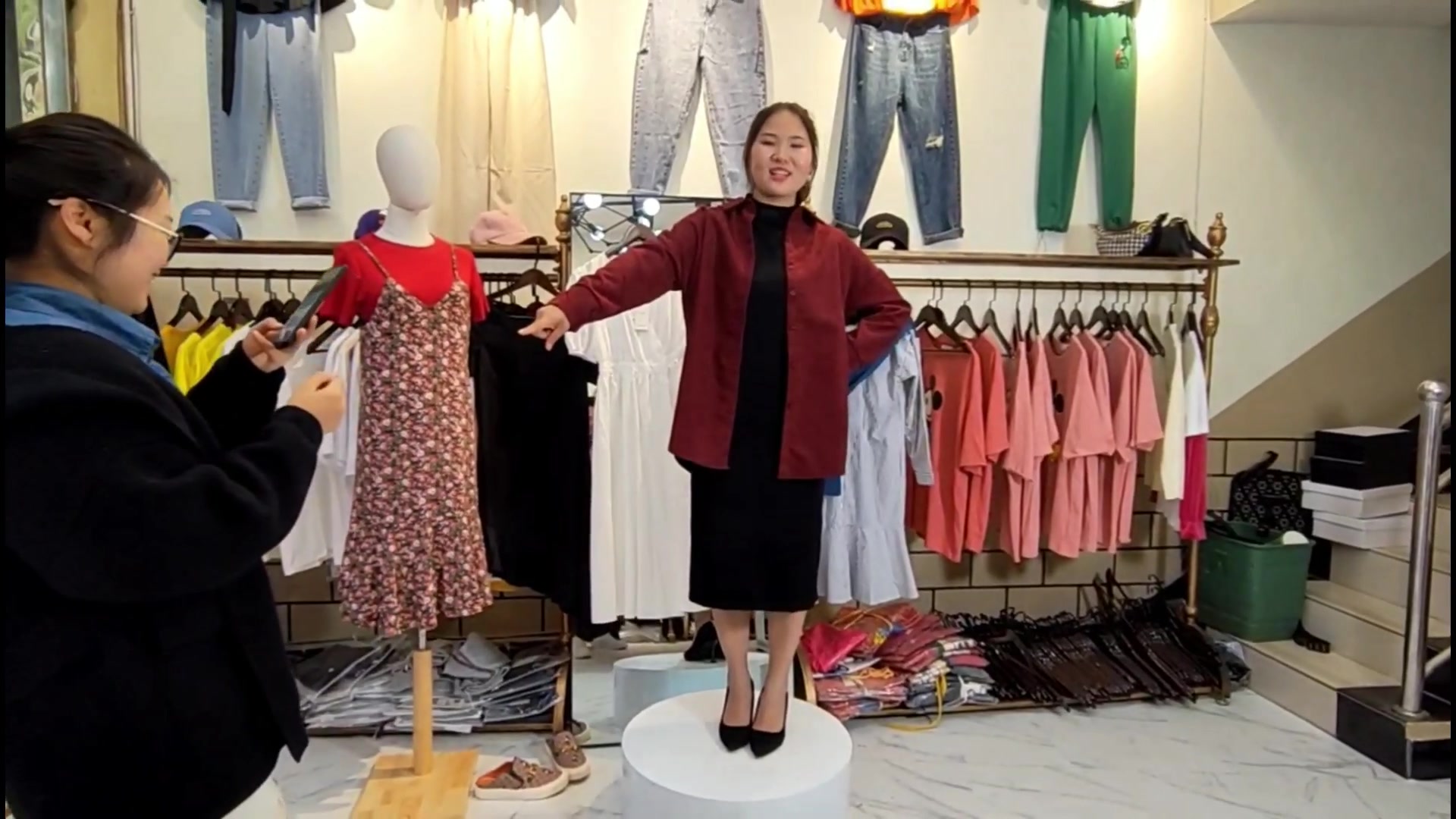 生小孩身材走样,宝妈这样穿很显瘦,雯雪姐姐的眼光真不错