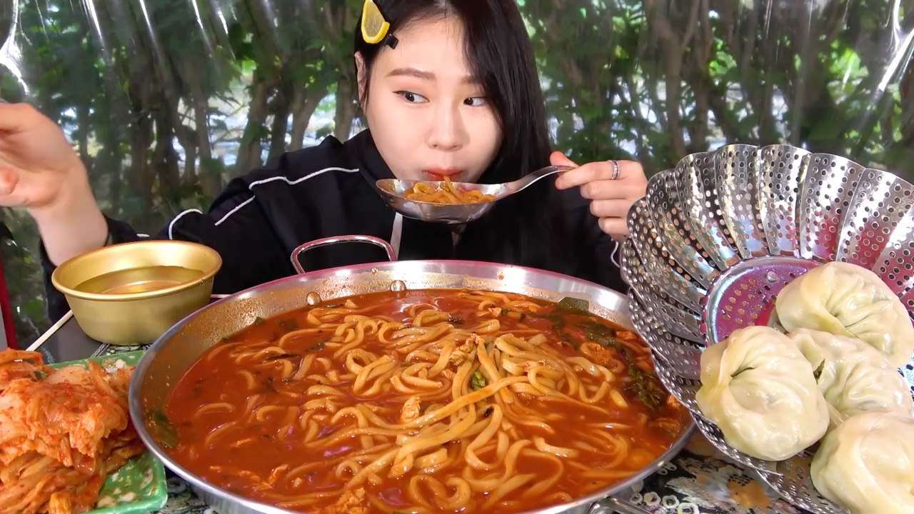 卡妹吃播 刀削面饺子_哔哩哔哩_bilibili