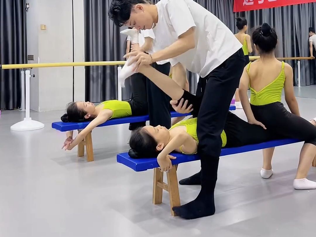 舞蹈课堂柔韧度实录