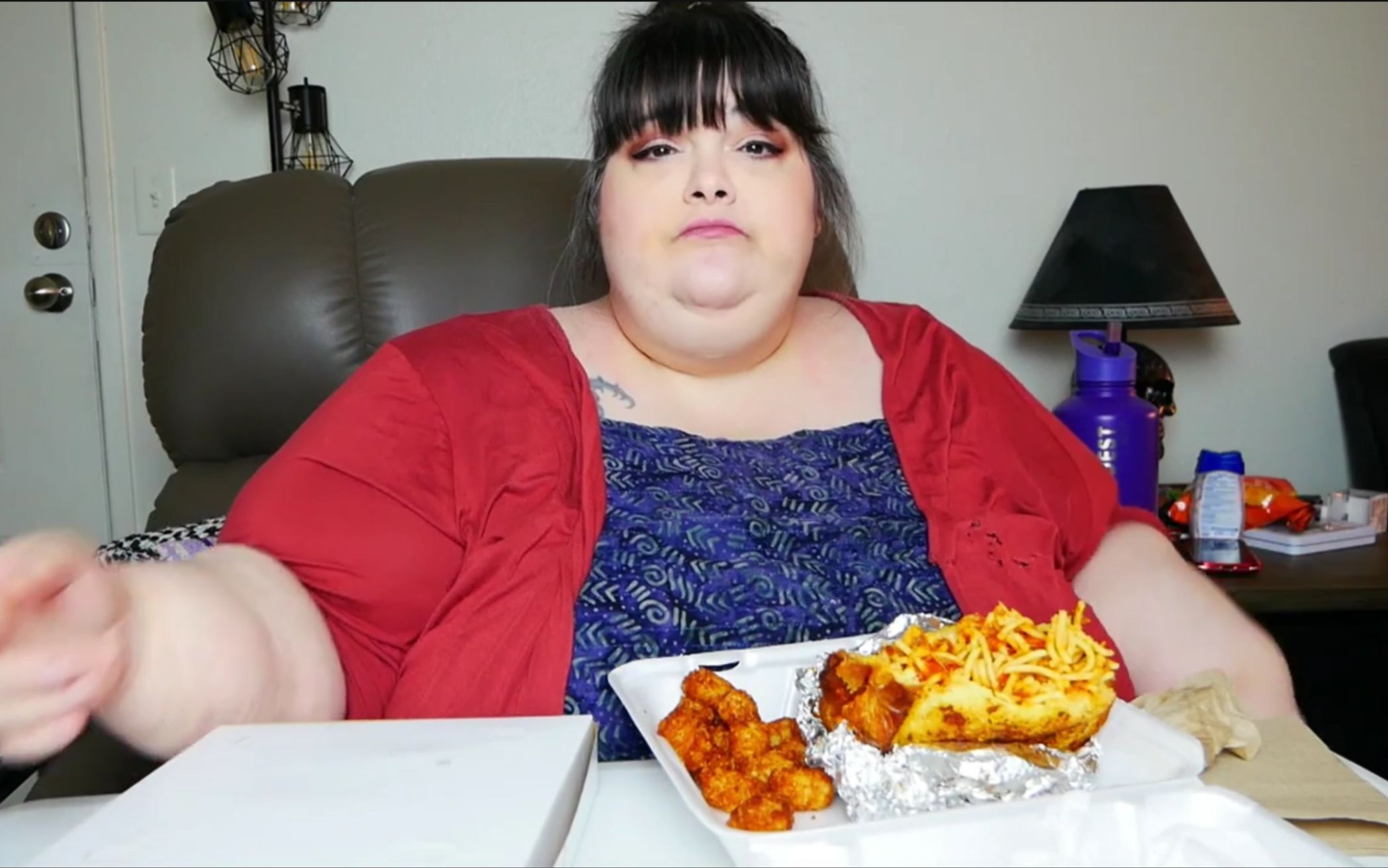 胖妹吃披萨和意面三明治