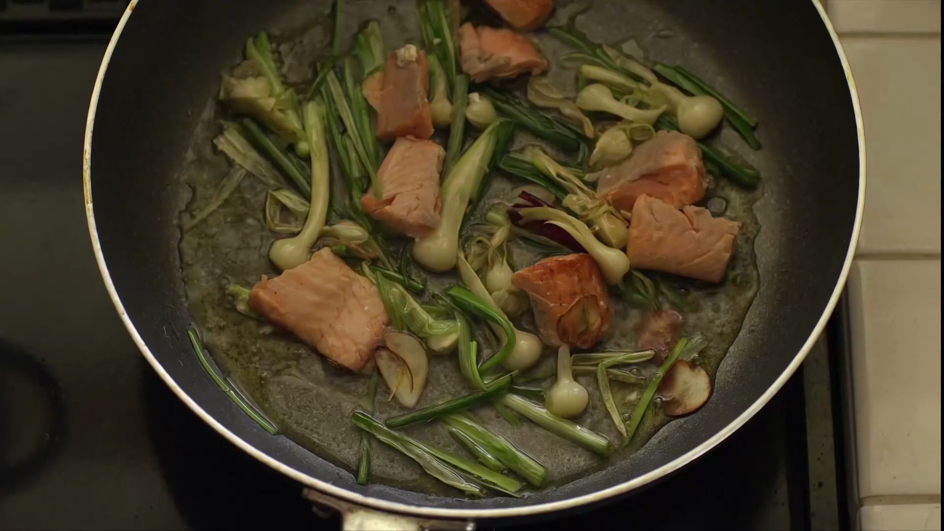 【小森林冬春篇】野蒜苗炒鲑鱼+白菜花意面