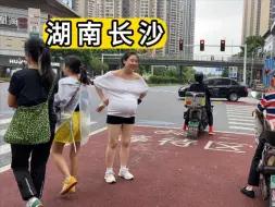 Download Video: 实拍湖南长沙北辰三角洲 俩美女骑一辆共享电动车