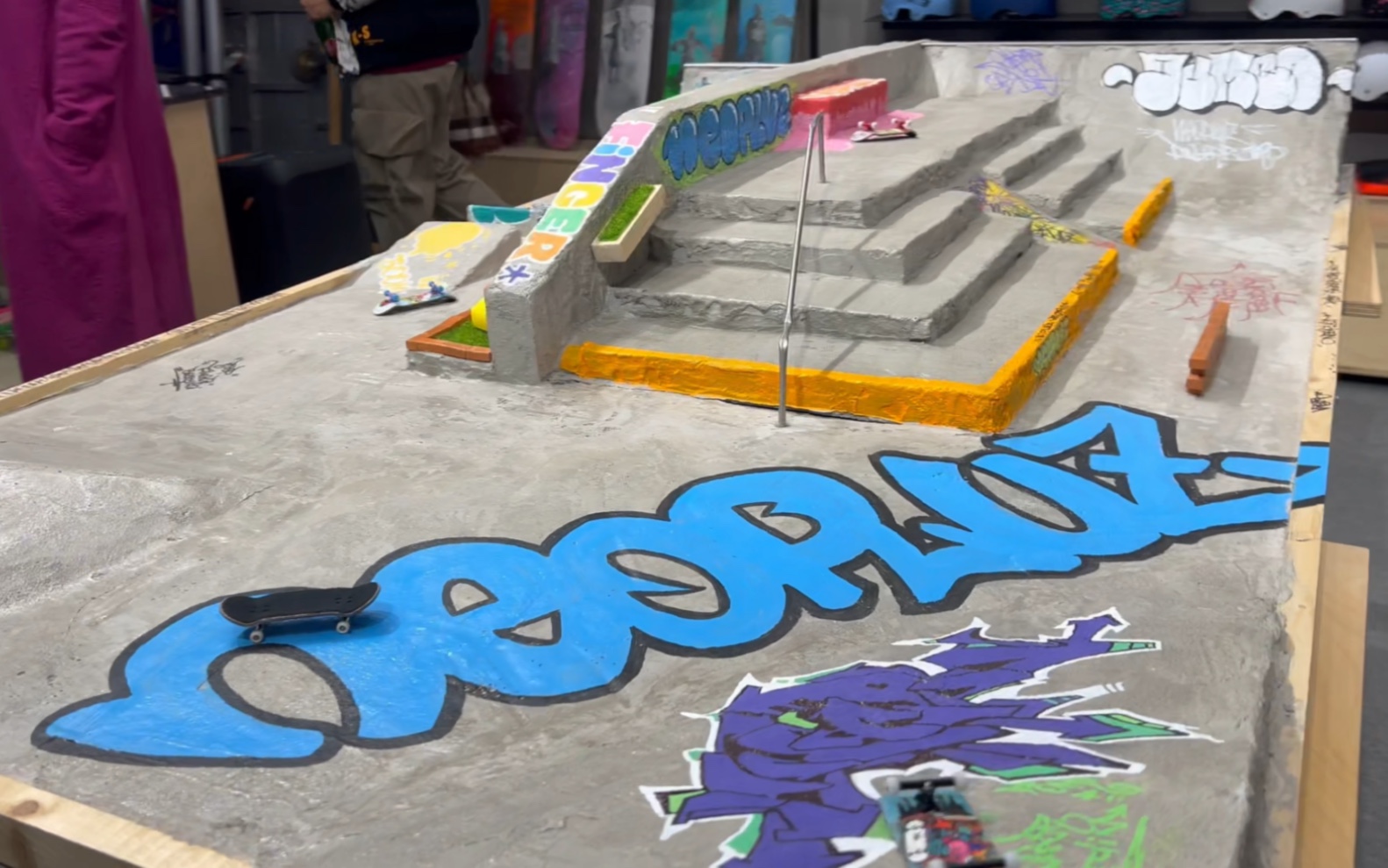 【手指滑板】看看涂鸦水泥公园
