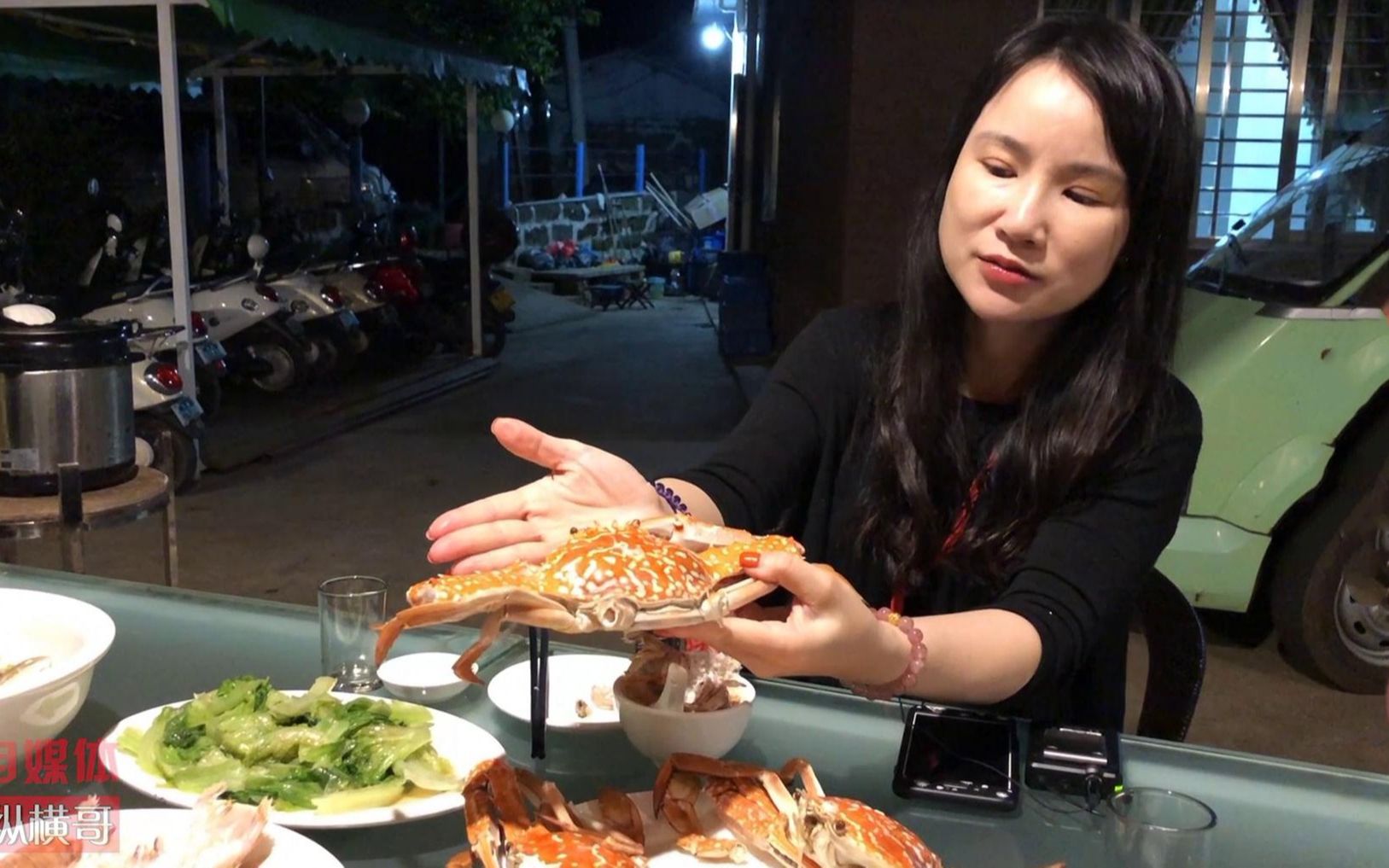 北海涠洲岛上丰盛的海鲜大餐,花蟹比一只手还大,吃得太过瘾了